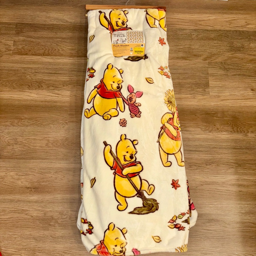 NWT VIRAL Disney Winnie the Pooh & Piglet Fall  QUEEN Blanket
